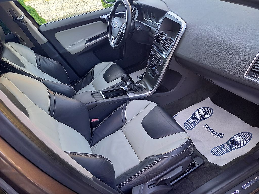 Volvo XC60, 2.4D5 120k 4x4+klima+Manual+ROZVODY - 12