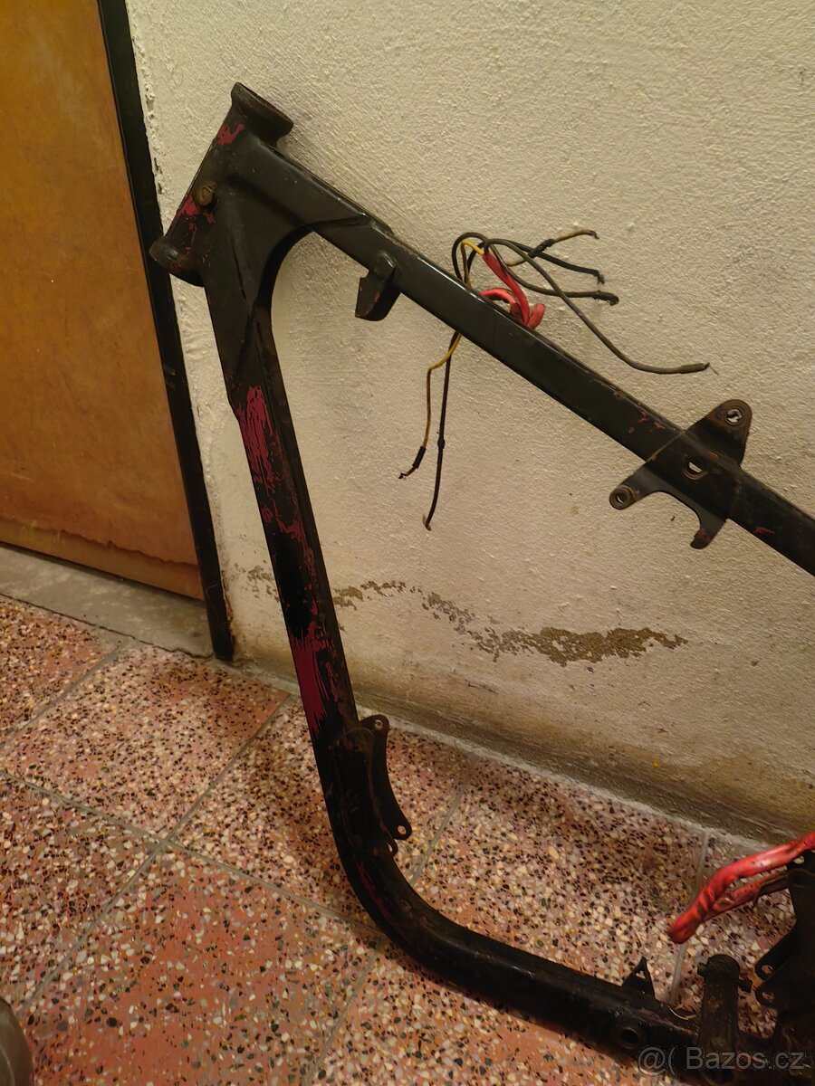 Jawa perak zbrojovka rám a motor - 12