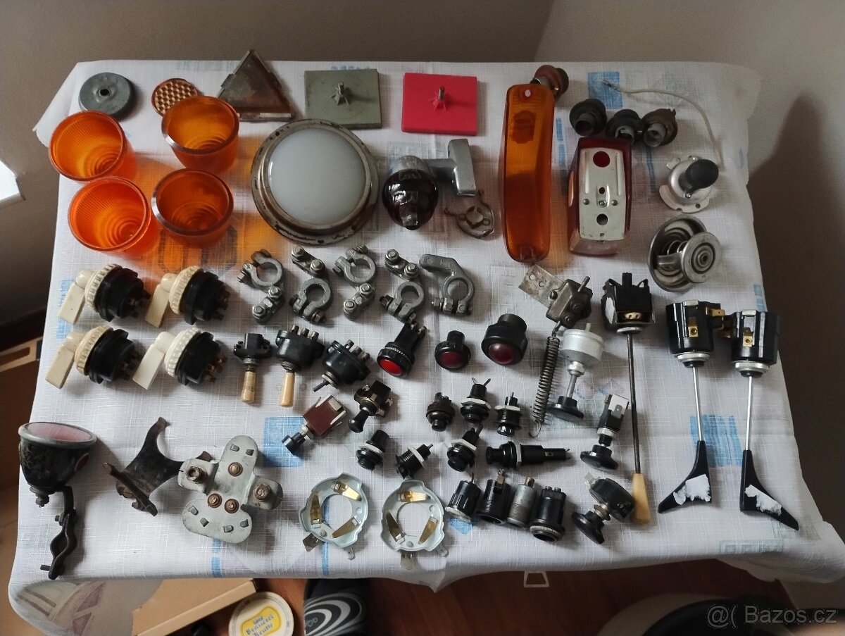 Směs náhradní přepínačů, světel a dílů na veterány ŠKODA - 12