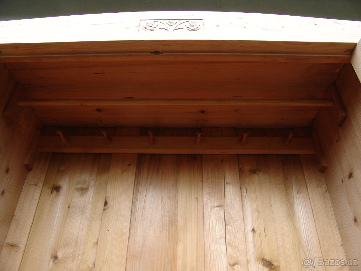 Starožitná šatní skříň s řezbou - 12