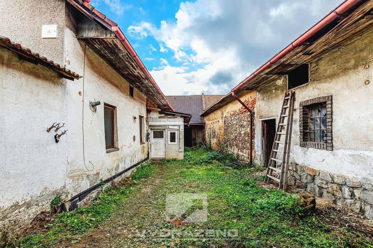 Dům (242 m2) s byty 4+kk (95,4 m2) a 3+kk (146,8 m2) v OV, Č - 12