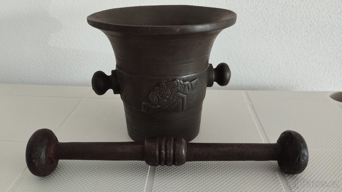 Starý válečný litinový hmoždíř s dělem a rokem 1914-1917 - 12