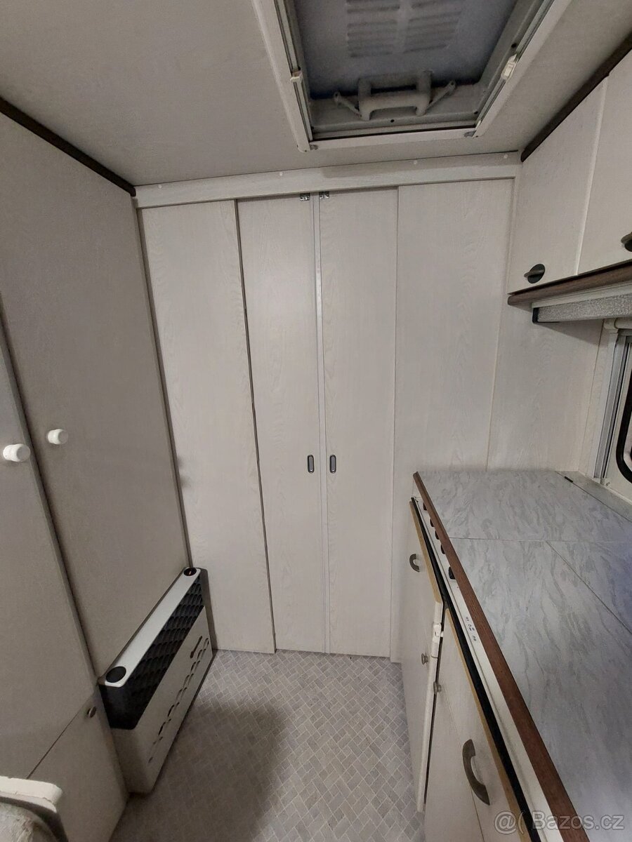 Karavan hobby 420 Deluxe + solar - 12