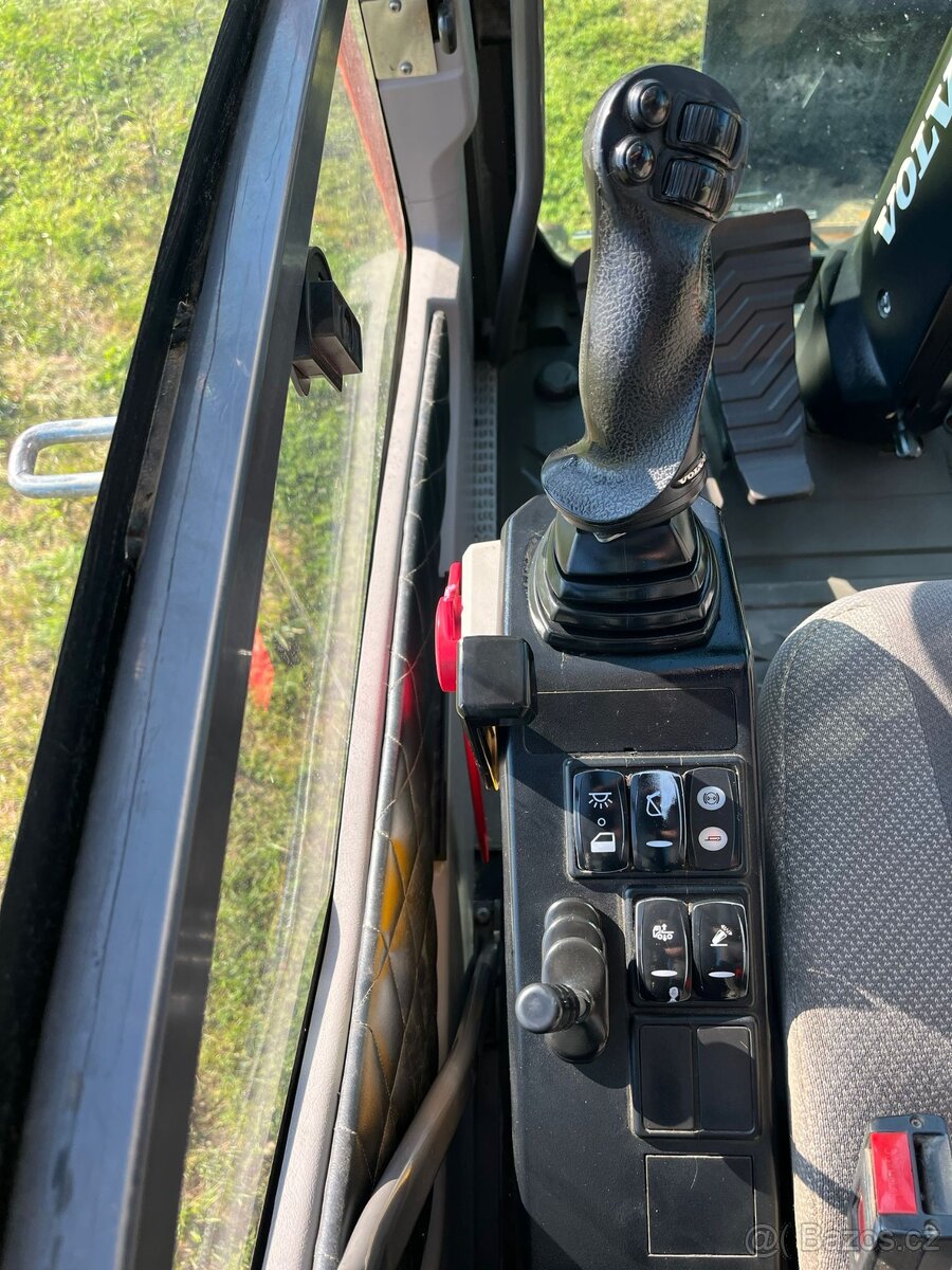 Kolové rypadlo Volvo EWR150E - 12