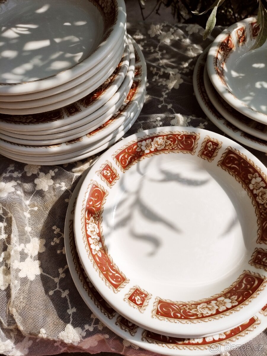 Anglický vintage porcelánový set talířů - 12