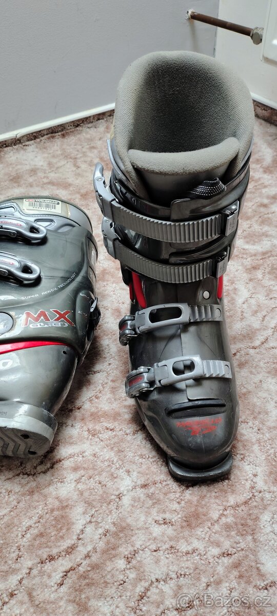 Lyže,boty, helma, hůlky, brýle. - 12