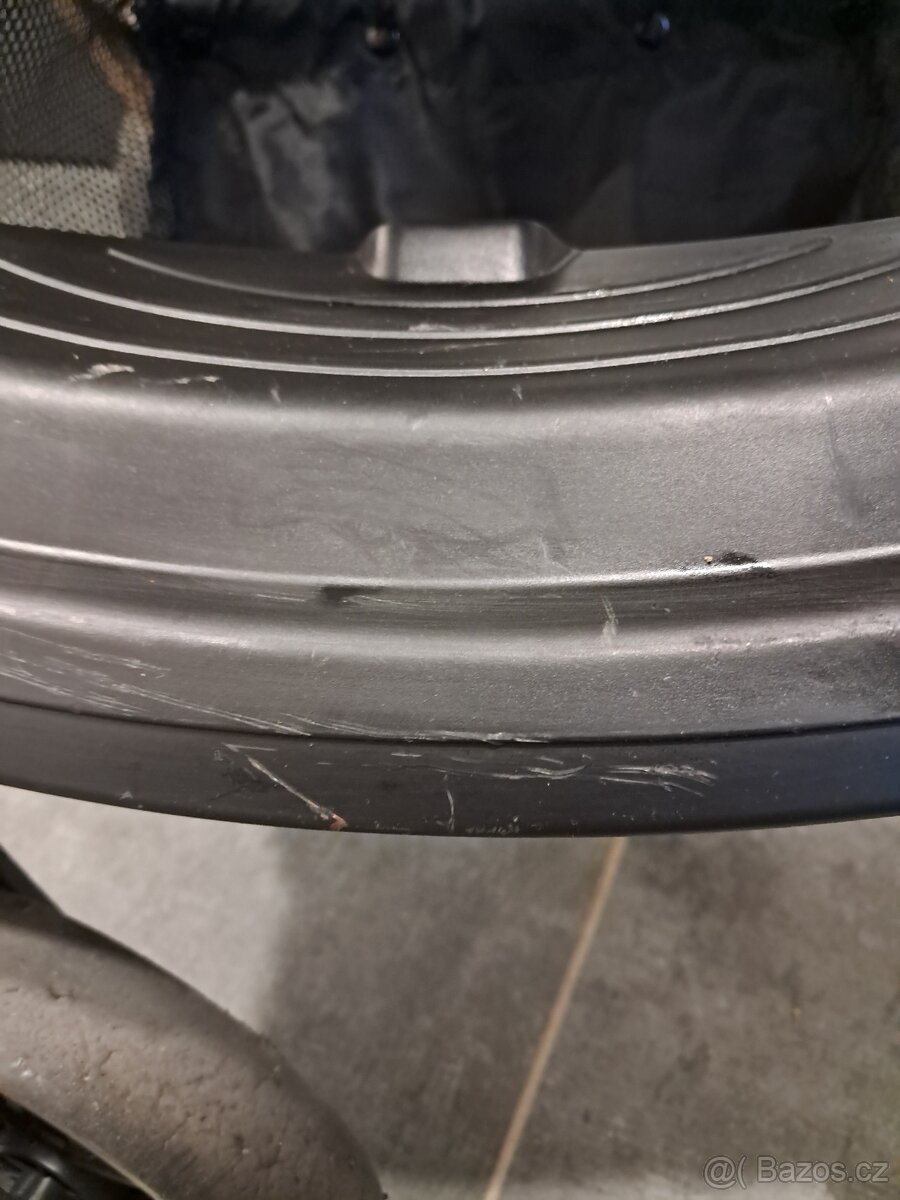 Kočárek MoMi Estelle černý - 12