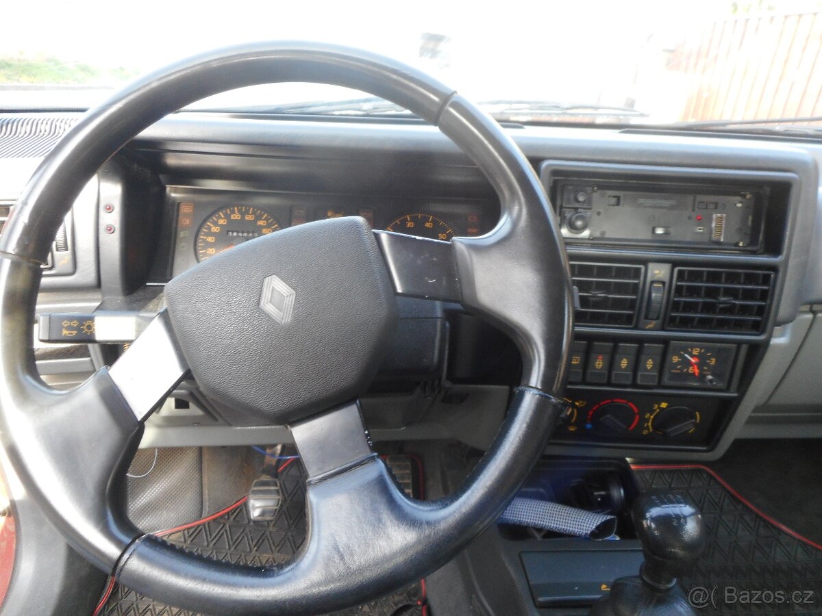 Renault 19 I tmavě červená barva - 12