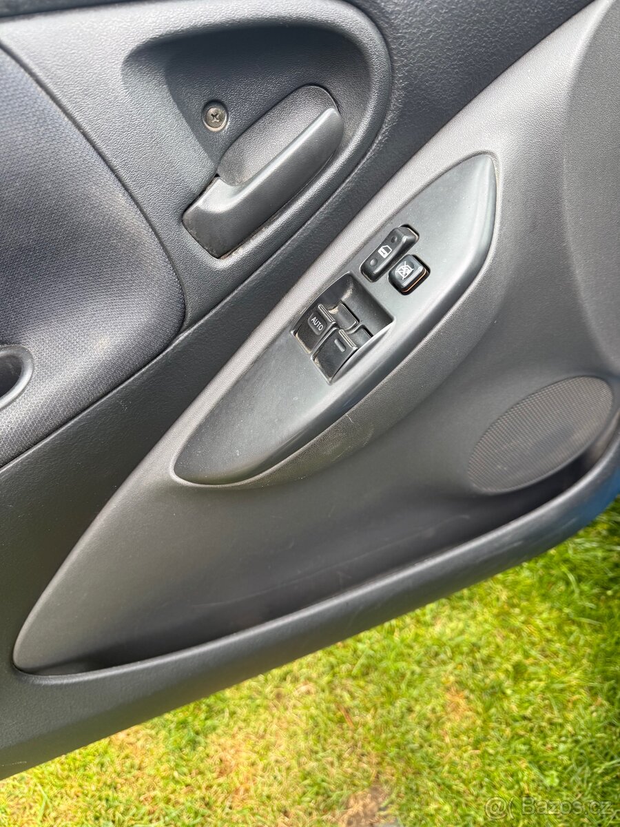 Toyota Yaris 1.0 rok 2003 - 12