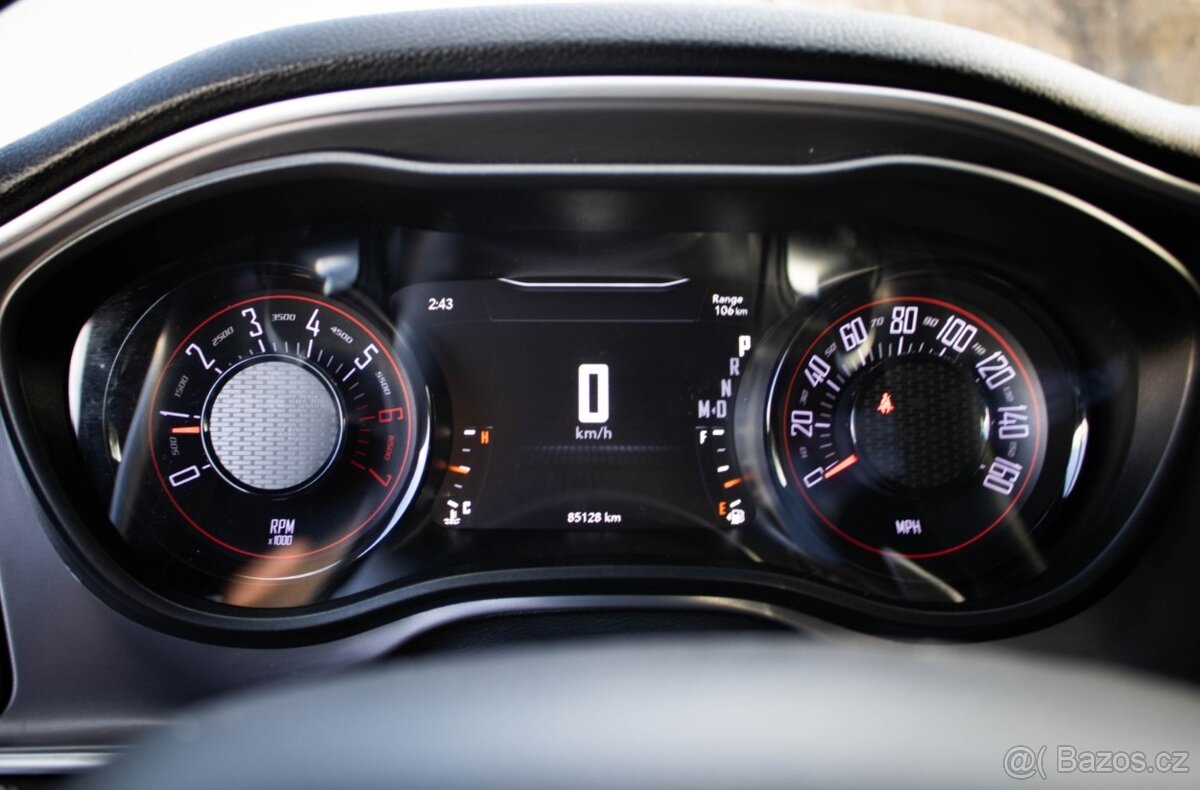 Dodge Challenger 5,7 HEMI RT - 12