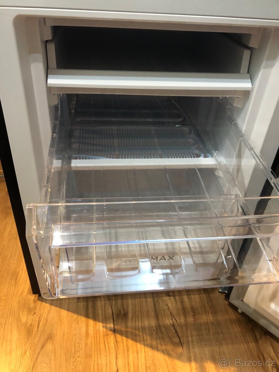 Malá lednice s mrazákem Siguro BF-c241y zánovní - 12