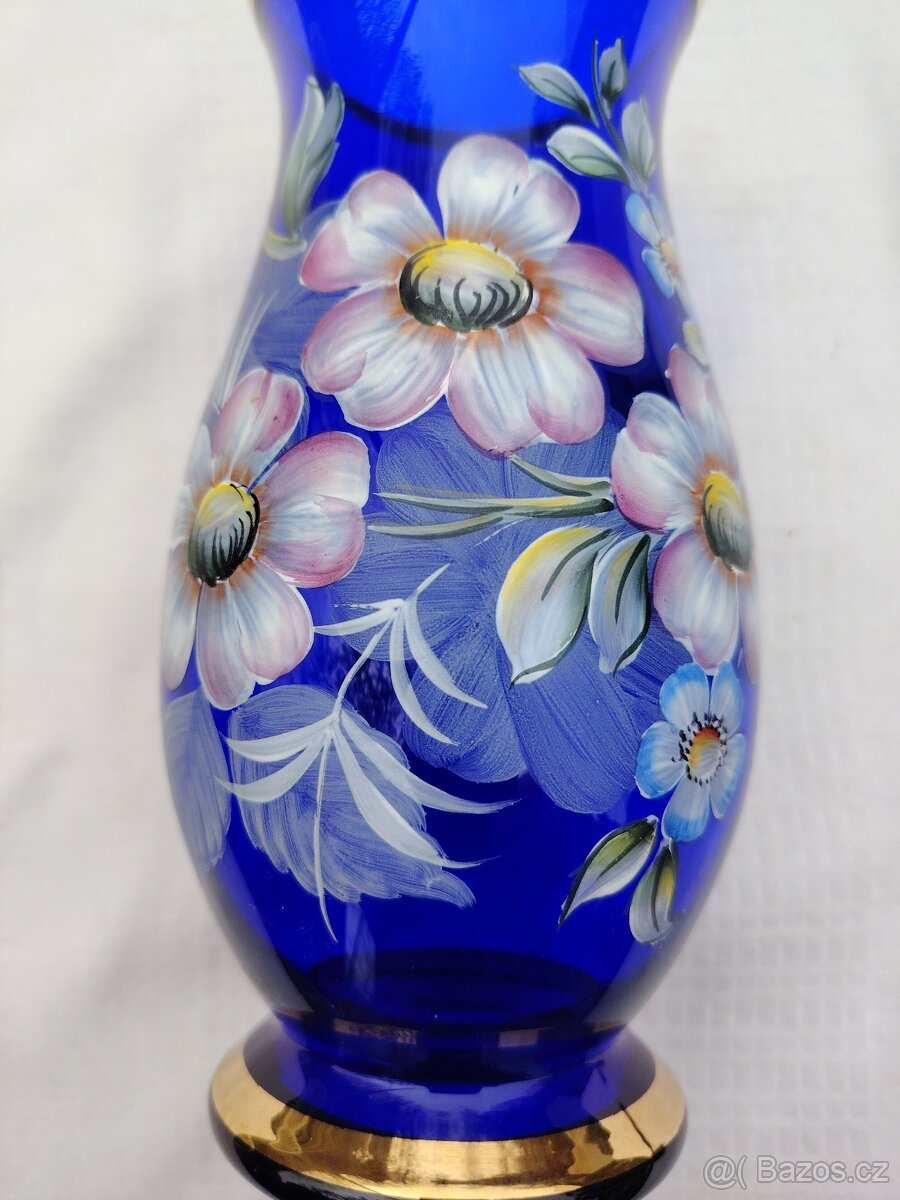 Modrá skleněná váza s bílo-béžovými květy - 12