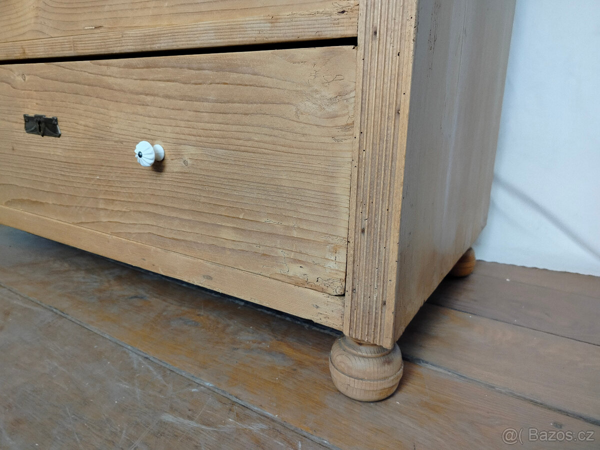 Starožitná šuplíková komoda - 12
