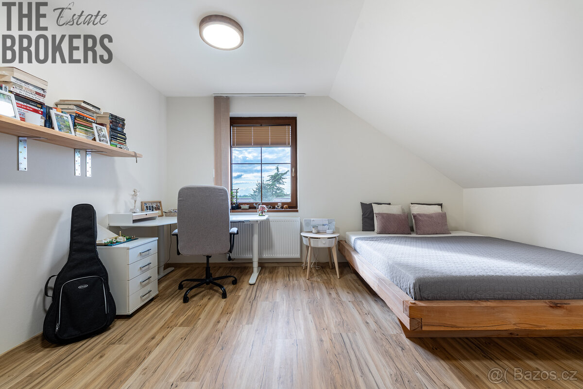 Prodej rodinného domu s novou fasádou, 6+kk, pozemek 956 m2, - 12