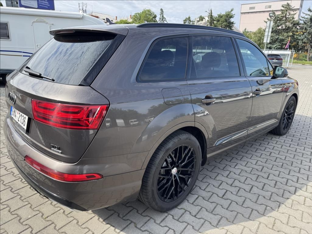 Audi Q7 3,0TDi 200kw,S-Line,ČR,1.Majitel,120tkm,DPH - 12