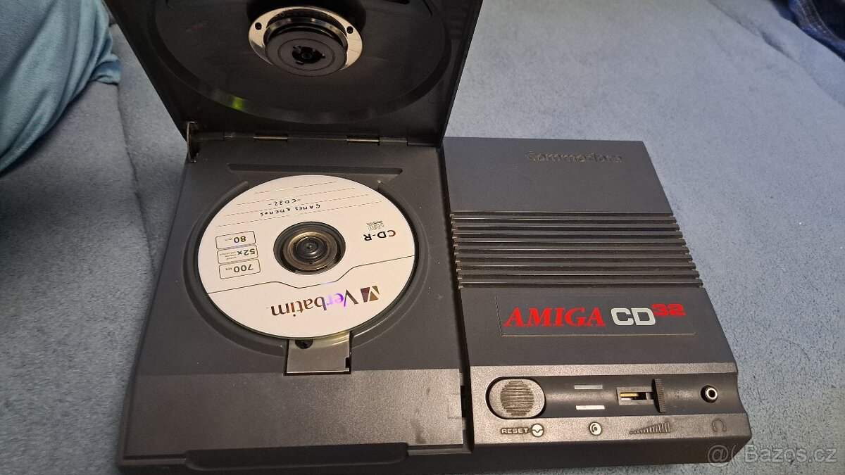 Commodore Amiga CD-32 po repasi, s vybavením - 12