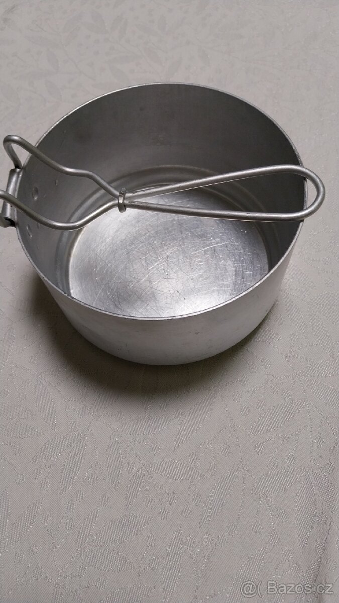 Nádobí: smaltované hrnce,hliníkové nádobí - 12
