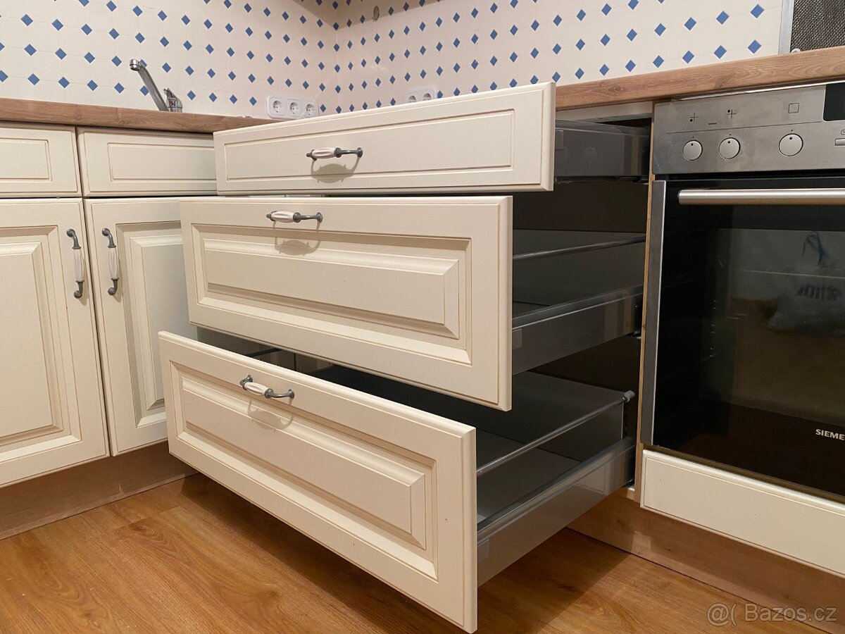 Moderní kuchyňská linka bez spotřebičů - 12