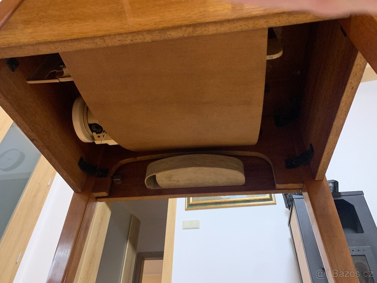 Šicí stroj ve stolku - 12