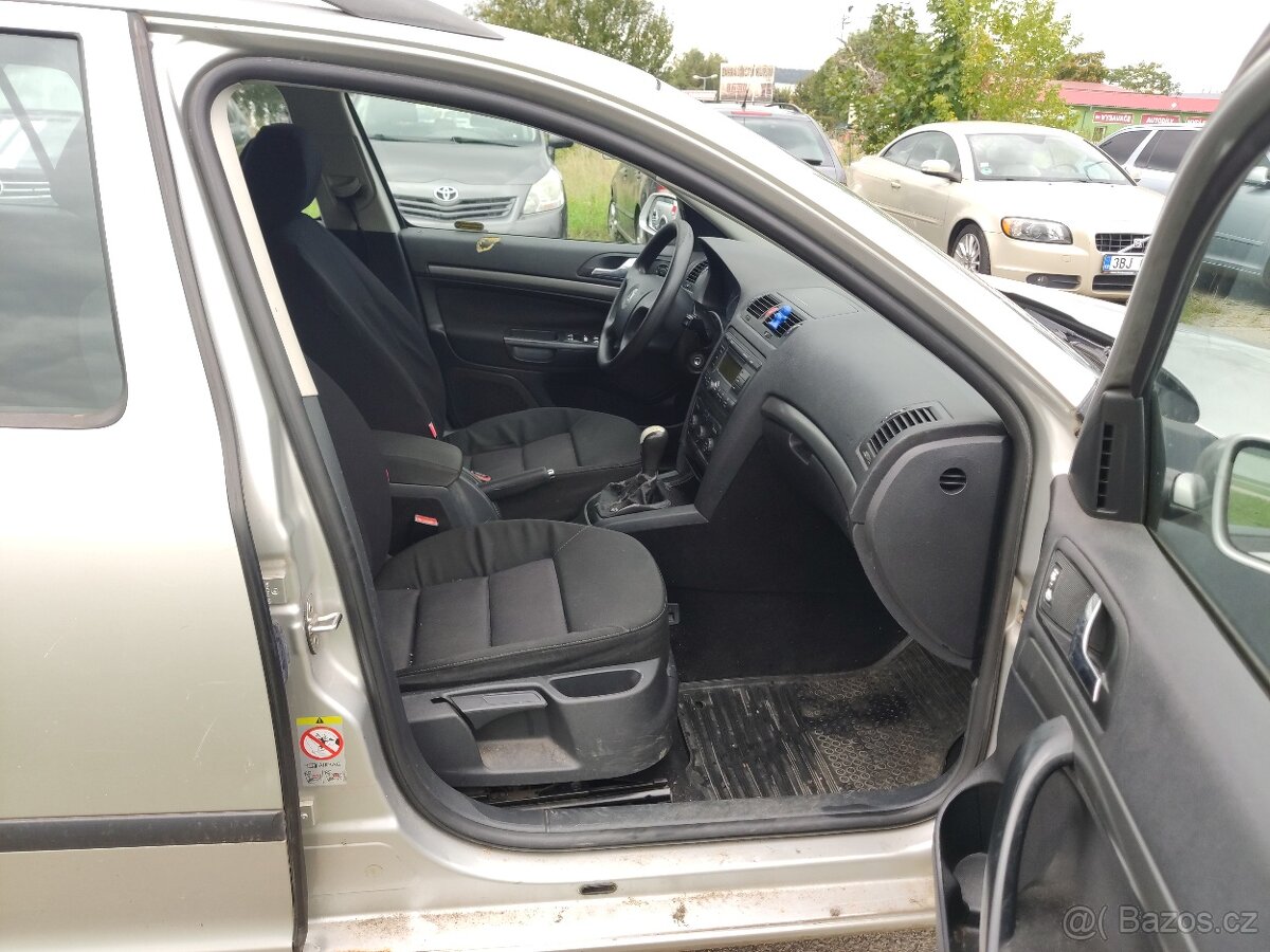 Škoda Octavia Kombi 1.6i - 75 kW + sada kol - 12