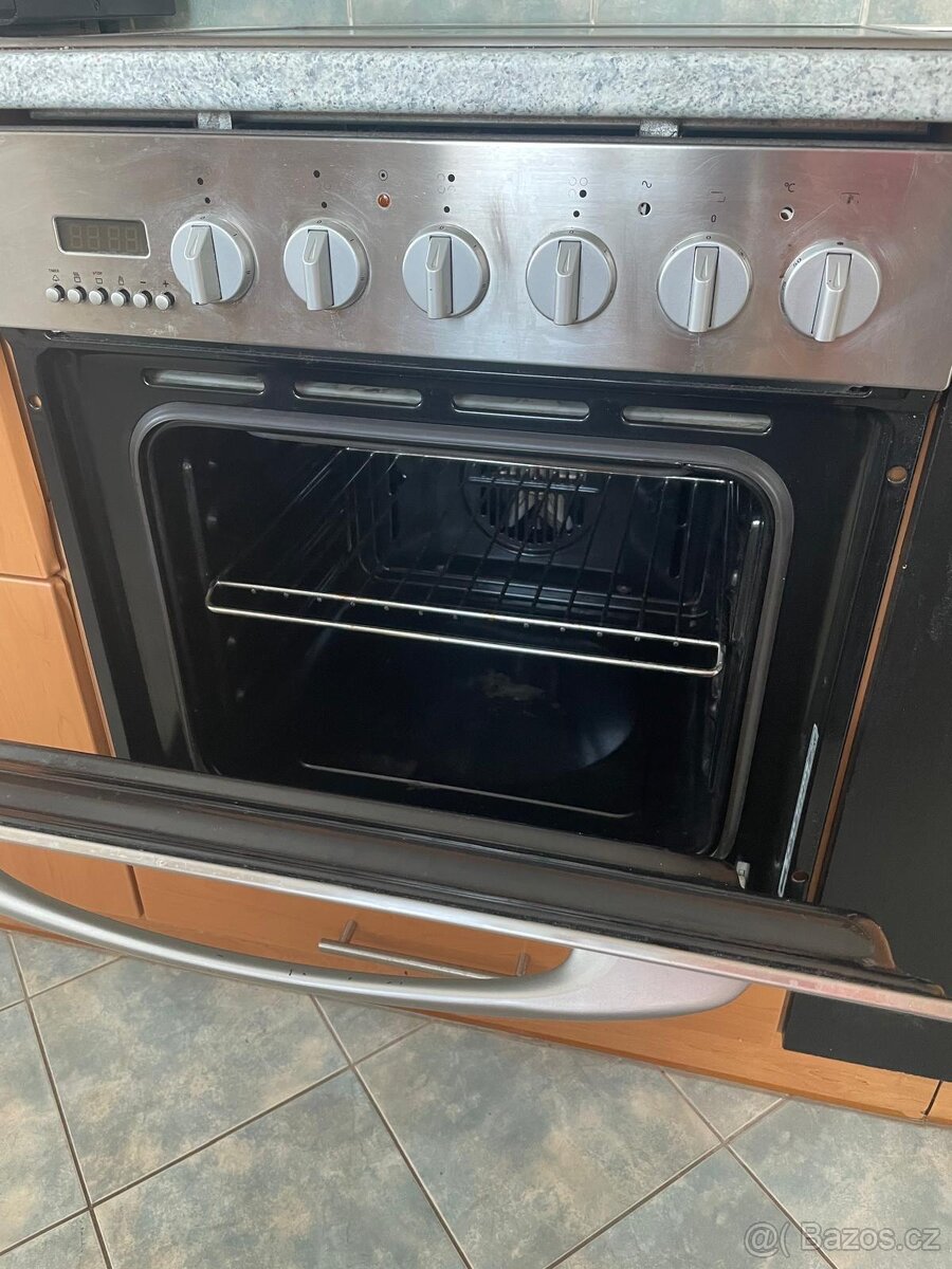 Moderní dřevěná kuchyňská linka se spotřebiči - 12