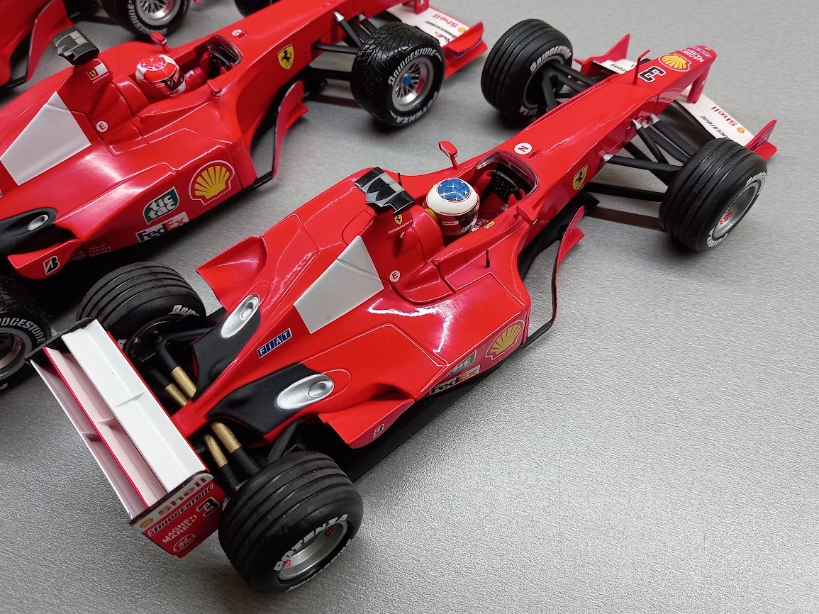3x F1 FERRARI F2001 a F2000 SCHUMACHER HOTWHEELS 1:18 - 12