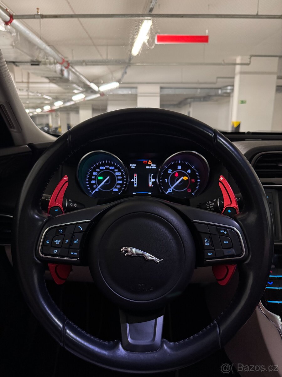 Jaguar XE 2.0D R-SPORT - 12