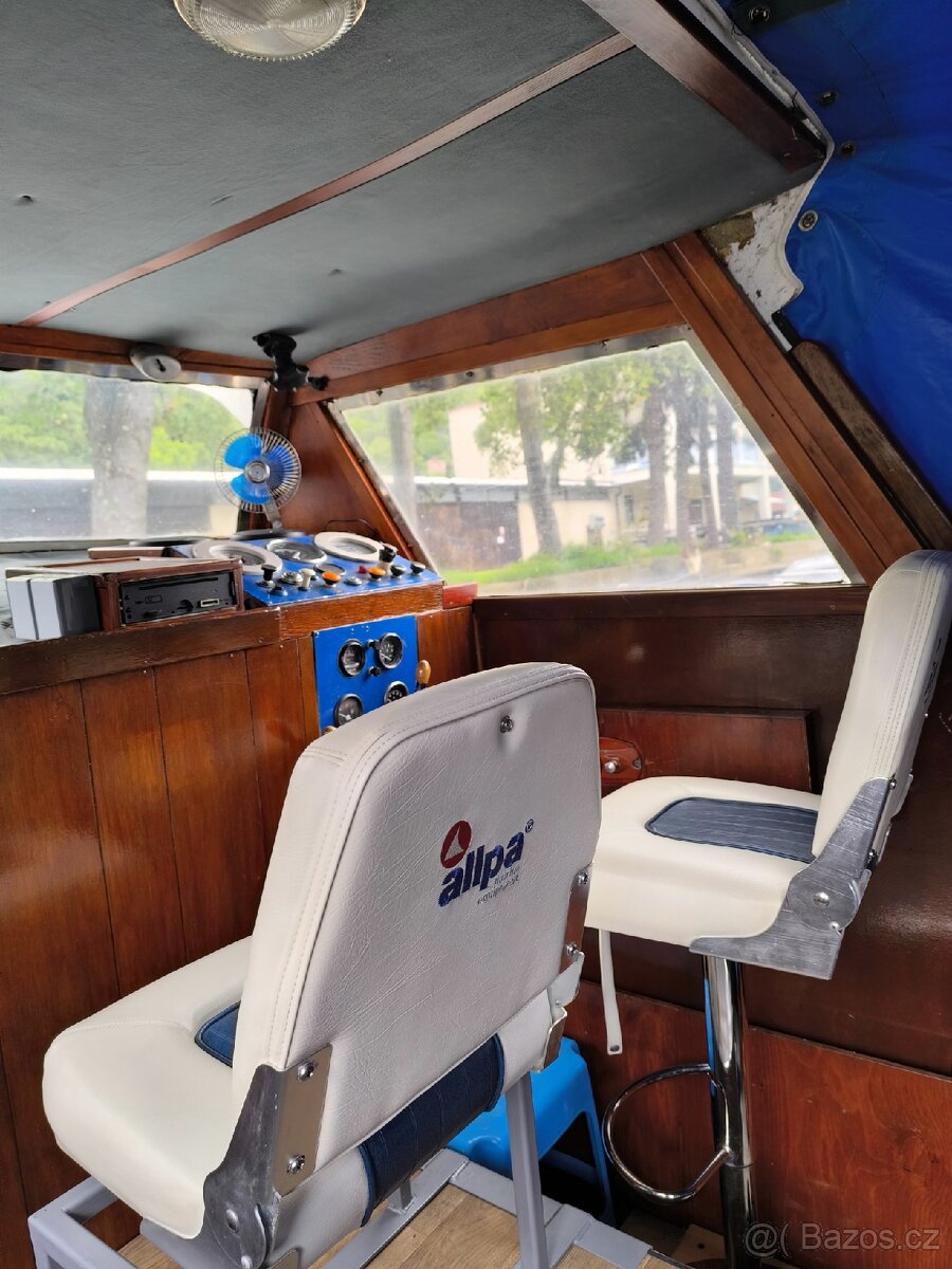 Prodám kajutovou motorovou loď - 12
