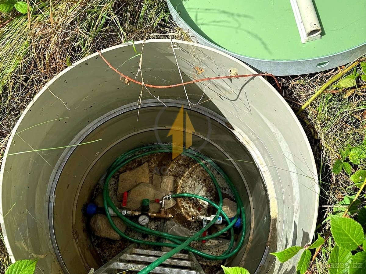 Prodej stavebního pozemku o výměře 800 m² s rozestavěnou sta - 12