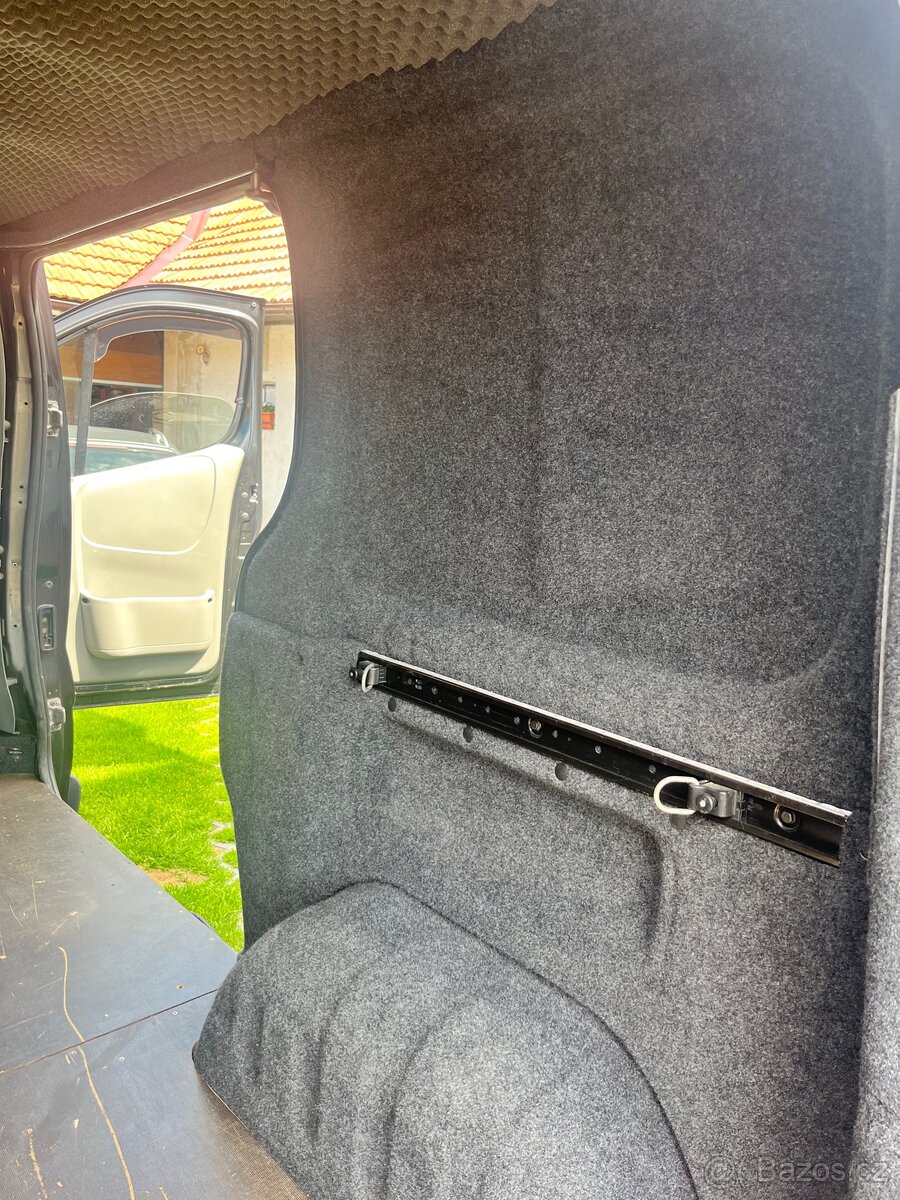 Trafic 2.0DCI spaní, kempování, zatepleno, topení. - 12