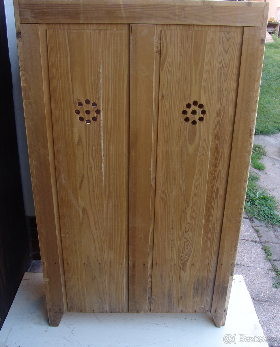 Starožitná skřínka, špajzka - 12