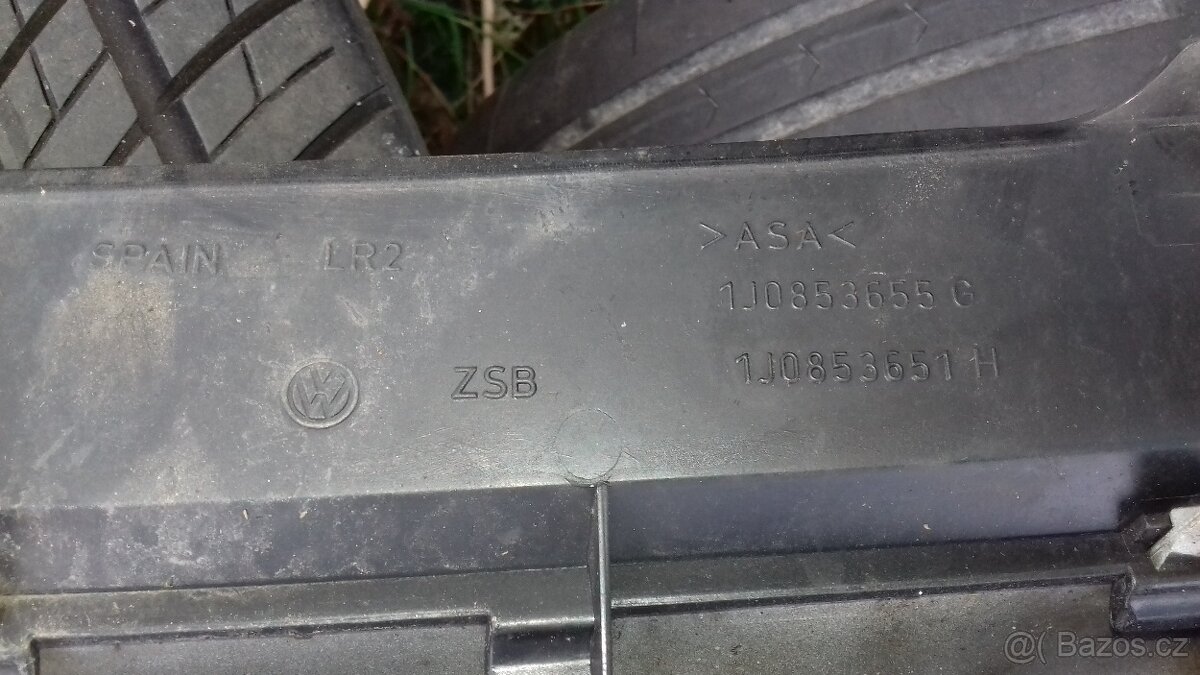 VW Volkswagen Golf 4 přední maska mezi světla - 12