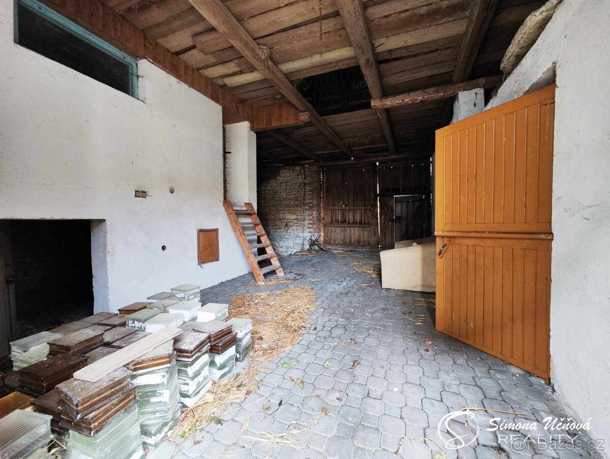 Prodej dvougeneračního RD s hospodářskými budovami v Makově - 12
