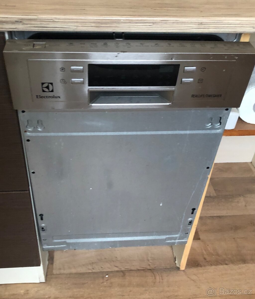—————-Vstavaná myčka Electrolux, 2900 Kč———— - 12
