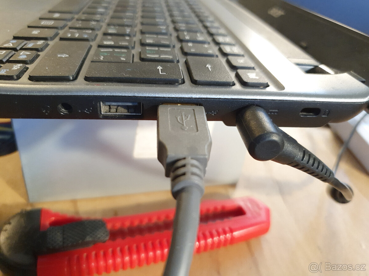 Prodám použitý notebook Acer Aspire V5-171 Intel Core i3 6GB - 12