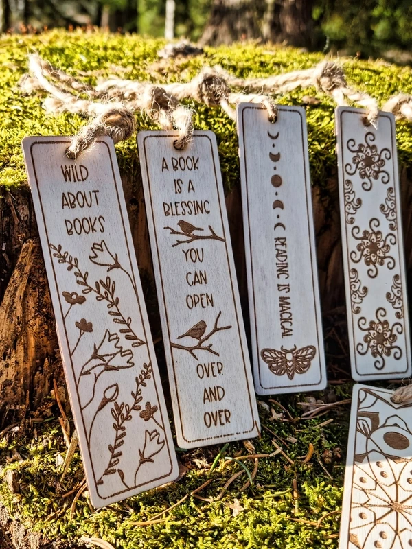 Dřevěná záložka do knihy s originálním designem V4 - 12