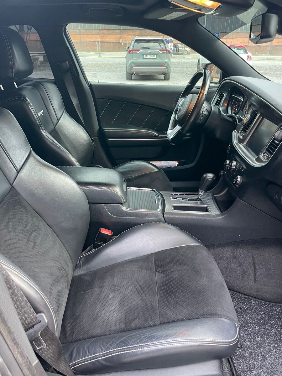 Dodge Charger 6,4 V8 HEMI SRT8 - 12