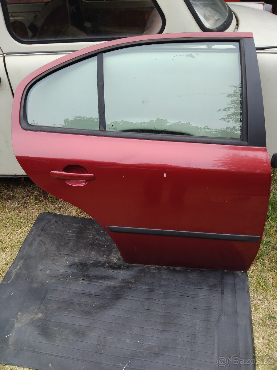 Škoda Octavia 1 sedan dveře př. + zadní levé pravé - 12