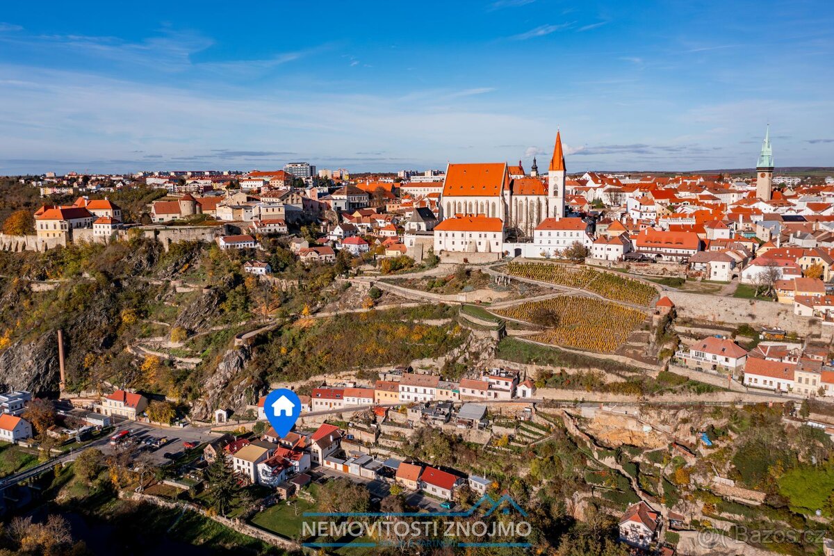 Prodej domu se 3 apartmány, útulným dvorkem, a na skvělé adr - 12