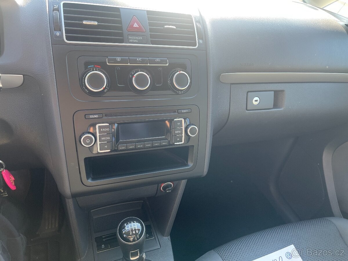 Volkswagen Touran, 7 místný, 1,6 TDI, 77 Kw, r.v. 2015 - 12