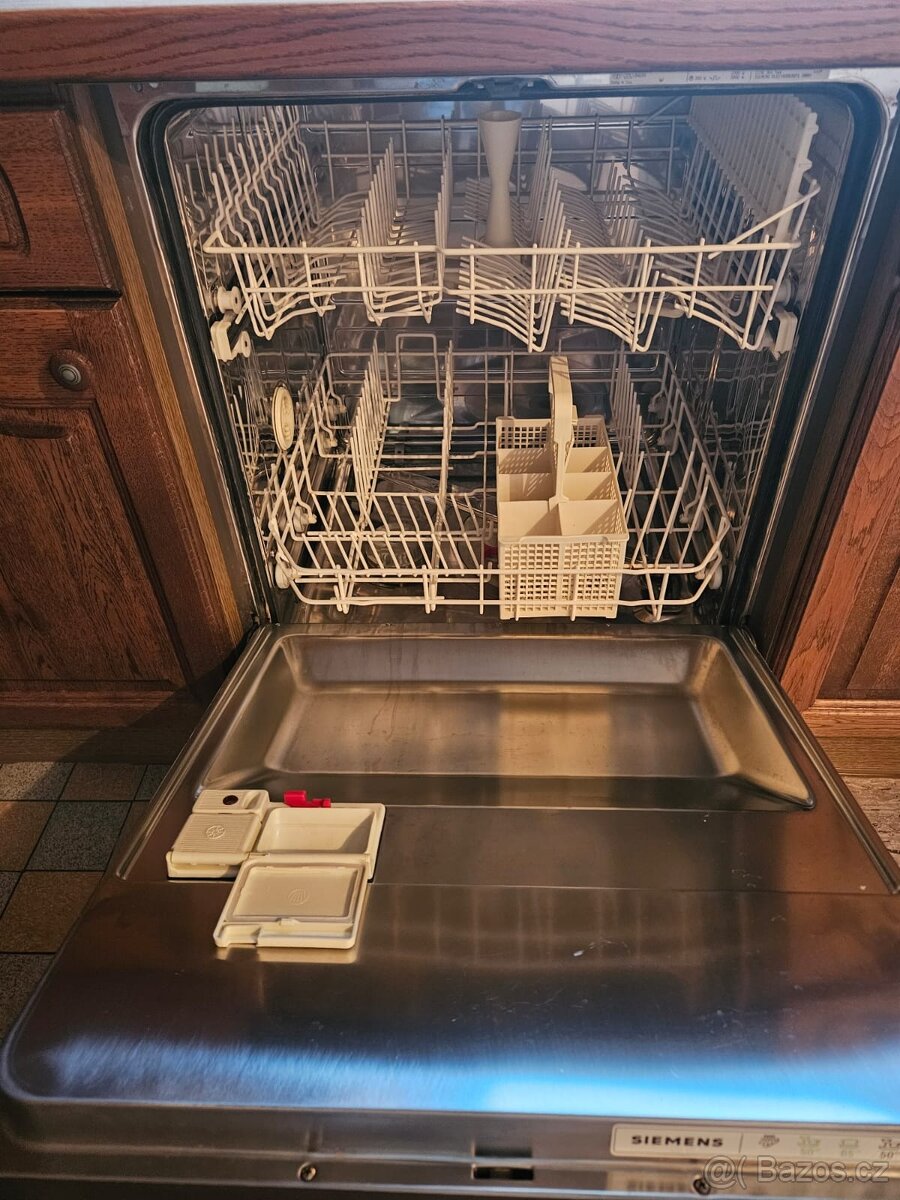 Masivní kuchyňská linka z Německa se spotřebiči - 12