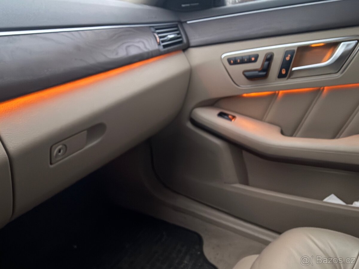 Mercedes E 250 4 matic 4x4 , max výbava, top stav - 12