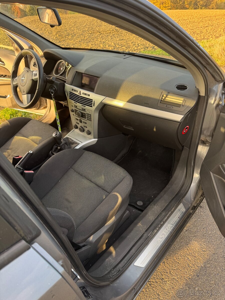 Opel Astra H 1,9cdti 110kw nepojízdné - 12