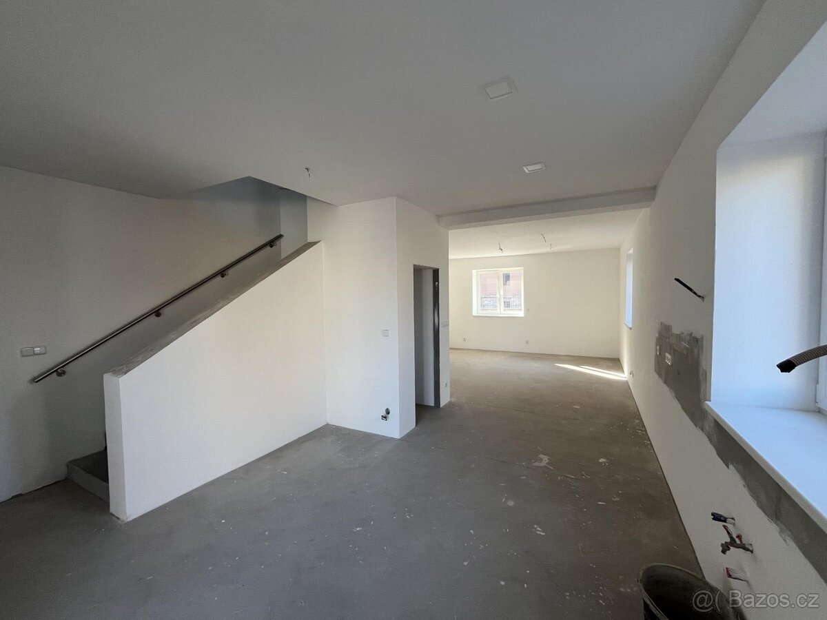 Prodej RD po kompletní reko. dvě bytové jednotky zahrada 710 - 12