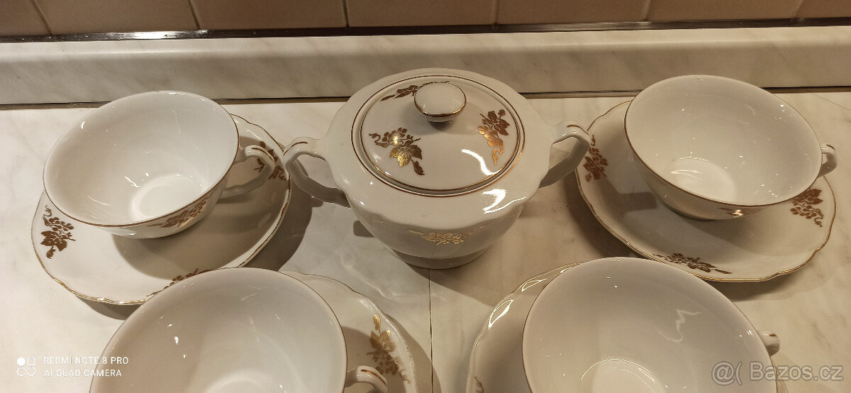 Čtyři šálky s cukřenkou - 12