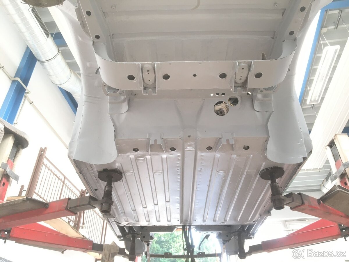 Škoda 105 S karoserie - 12