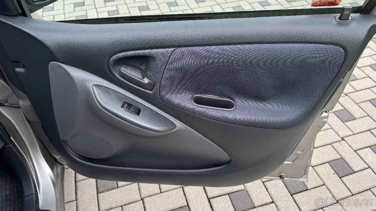 Toyota Yaris 2003 VVT-i 1.0 benzín - 12