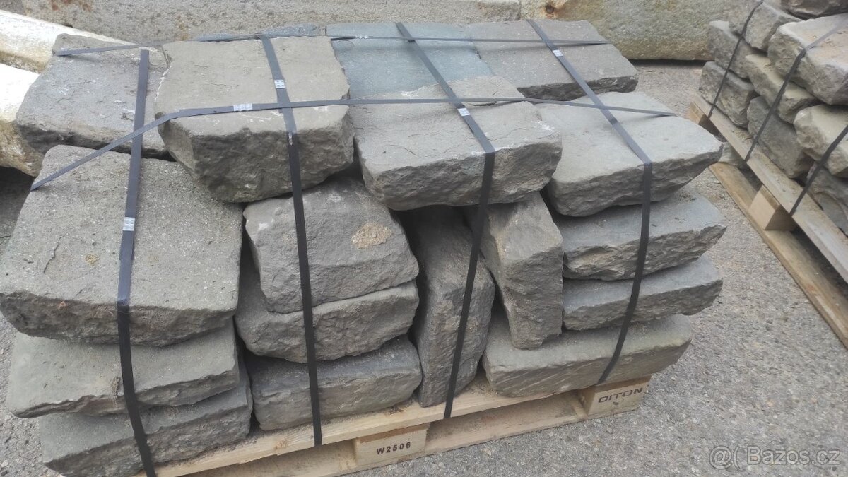 Stará kamenná dlažba, zápražáky, cca 60 m2 - 12