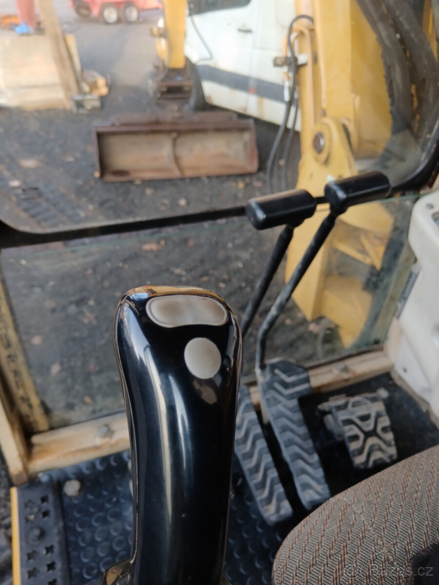 Pásový Bagr CAT 307 B - 12