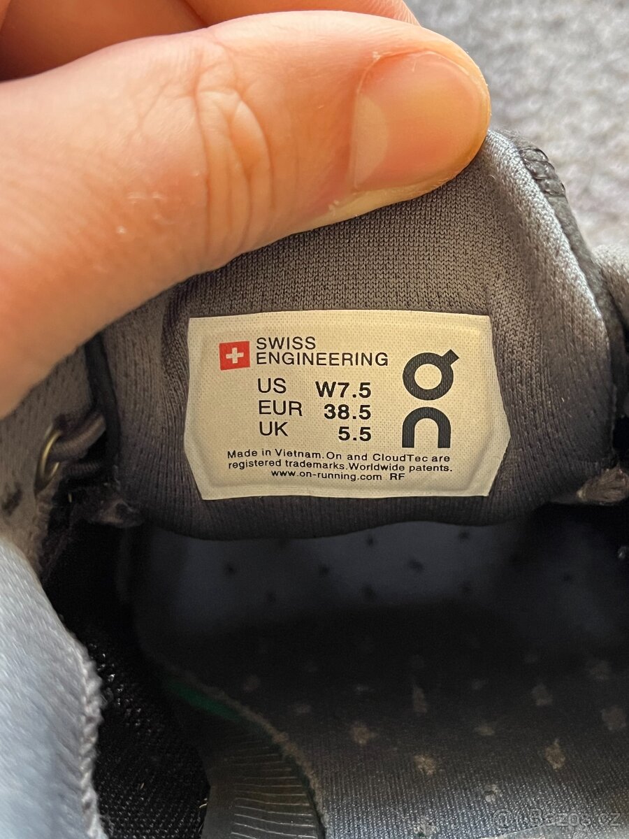 On Runnnig, model Cloud, velikost 38,5 černobílé - 12